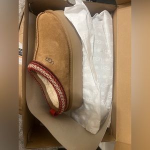 NWT in original box. Tazz suede UGG slipper platform.